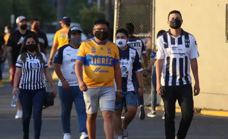 Aficionados de Tigres y Rayados protagonizan corretiza afuera del Volcán