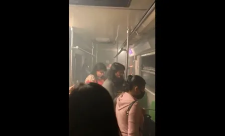 Usuarios del Metro caminan por las vías tras fallas en la Línea 8