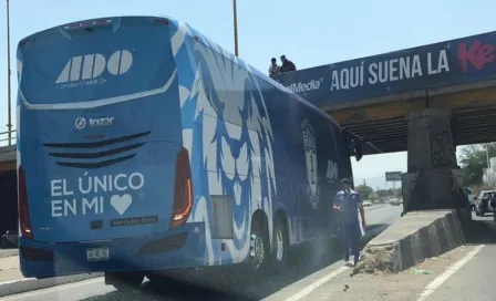 Pachuca: Autobús de los Tuzos provocó caos vial bajo puente en San Luis Potosí