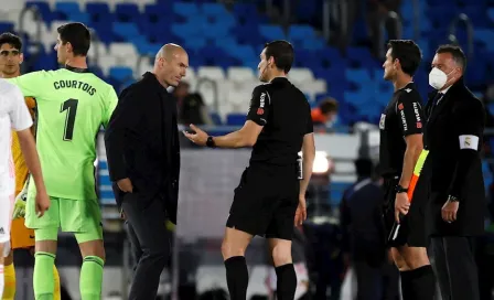 Real Madrid: Zidane fue a pedirle explicaciones al árbitro tras empate vs Sevilla