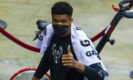 Video: Giannis Antetokounmpo regaló sus tenis a pequeño aficionado