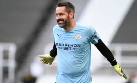 Premier League: Scott Carson debutó a los 35 años de edad con el Manchester City