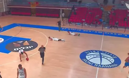 Video: Basquetbolistas de Israel caen al suelo durante alarma antimisiles