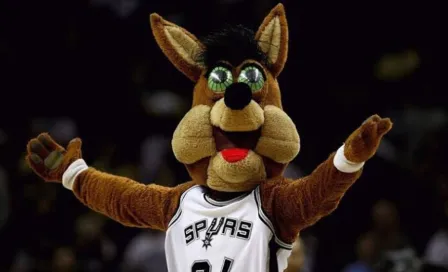 Video: Coyote, mascota de Spurs, cupido en emotiva propuesta de matrimonio