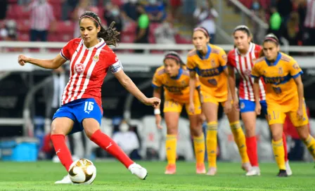 Chivas Femenil: Edgar Mejía respaldó a Carolina Jaramillo tras fallar penalti en la Final de Ida 