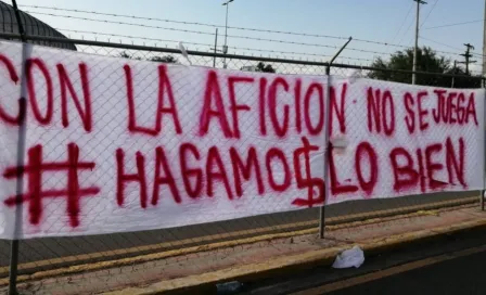 Rayados: Afición se manifestó con mantas en contra de Hugo González