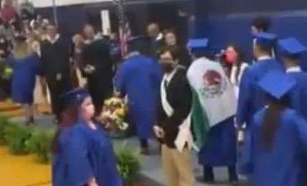 Video: Niegan diploma a alumno por portar bandera mexicana en su espalda