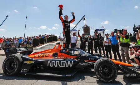 Patricio O’Ward, felicitado por Checo Pérez tras victoria en Detroit