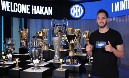 Inter de Milán: Hakan Calhanoglu firmó con los nerazzurri tras no renovar con AC Milan