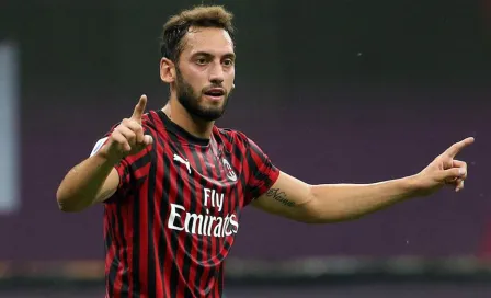 Serie A: Afición del Milan quemó jersey de Calhanoglu tras fichar con Inter