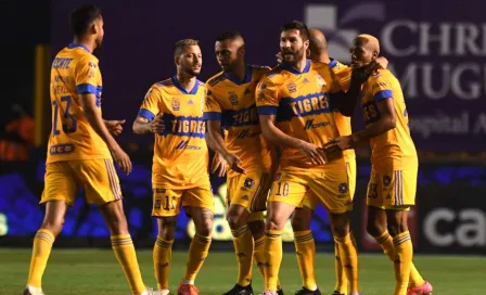 Jugadores de Tigres celebraron cumpleaños de Luis Quiñones