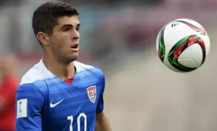 Video: Christian Pulisic cayó de un bote al mar al dominar un balón