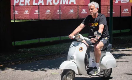 Mourinho: Sorprendió al llegar en moto a entrenamiento de la Roma