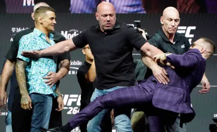 Video: McGregor tiró patada a Poirier en careo previo a su pelea