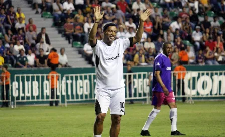 Video: Ronaldinho le firmó los pechos a una aficionada