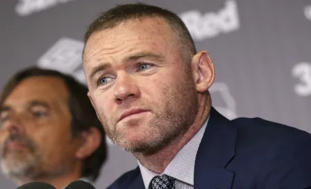 Wayne Rooney denunció a mujeres que lo fotografiaron dormido tras 'ardiente' fiesta