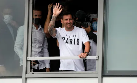 Messi: La Pulga aterrizó en París y provocó la algarabía de cientos de aficionados