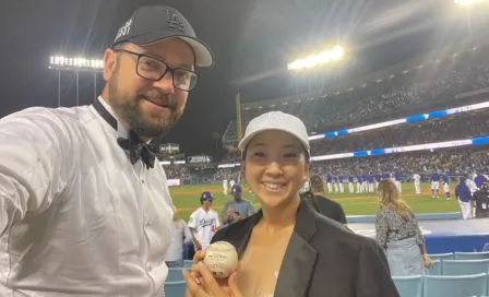 Recién casados visitaron  Dodger Stadium con vestido y  esmoquin en su luna  de miel