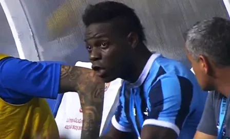 Balotelli explotó por salir de cambio en juego del Adana Demirspor