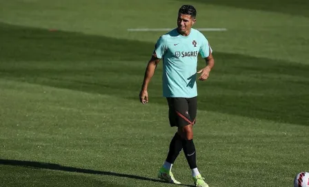 Cristiano Ronaldo, foco de miradas en el primer entrenamiento de Portugal