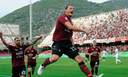 Johan Vásquez: No pudo debutar en la derrota del Genoa ante el Salernitana