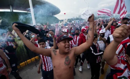 Clásico Tapatío: Afición de Chivas dio cálida bienvenida al equipo en el Akron