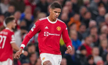 Manchester United se queda sin centrales titulares tras lesión de Varane