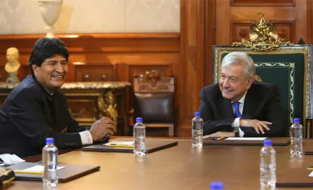 Evo Morales le regaló a AMLO un cuadro con hojas de coca