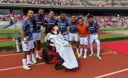 Pumas: Aficionado universitario fue consentido por los jugadores por su cumpleaños