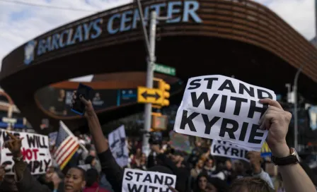 NBA: Manifestantes protestan en apoyo a Kyrie Irving por postura contra vacuna Covid-19