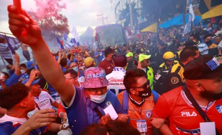 Clásico Joven: Sangre Azul dejó manta y coronas fúnebres en Coapa