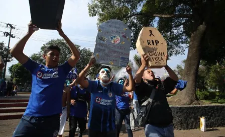 Cruz Azul: Porra celeste organizó caravana representando un 'funeral americanista'