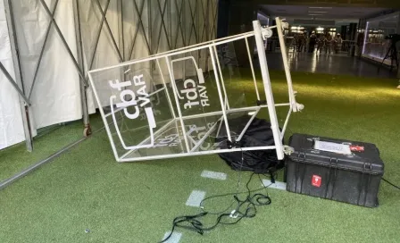 Video: Aficionados del Gremio invadieron la cancha y destrozaron cabina del VAR, tras derrota