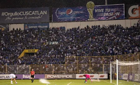 El Salvador, multado por lanzar objetos en partido vs la Selección Mexicana