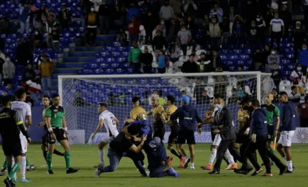 Video: Afición invadió cancha del Miguel Alemán Valdés tras el Celaya vs Dorados