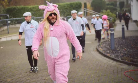 Plantilla del FC Colonia acudió disfrazada a entrenamiento, con su DT vestido de unicornio rosa