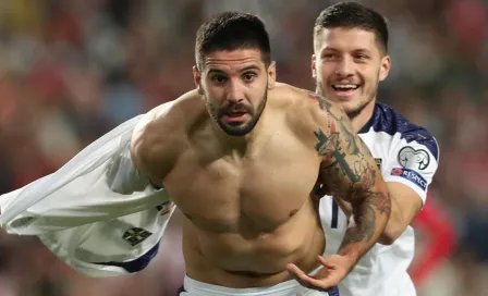 Mitrovic se burló de CR7 tras festejar pase de Serbia con refresco y pizza