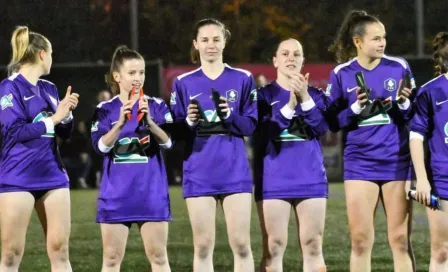 Equipo femenil protestó contra su Federación saltando al campo sólo con la camiseta del uniforme