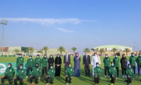 Primera liga femenil saudí comienza solo con público invitado y sin prensa