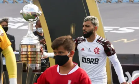 Copa Libertadores: Gabigol volvió a tocar la copa previo a la Final