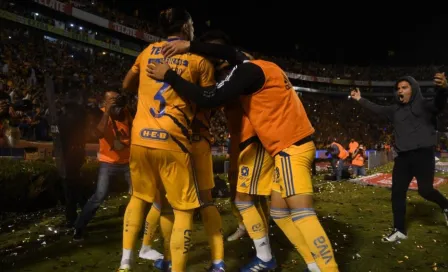 Tigres: Fanático invadió la cancha y festejó el segundo gol con los jugadores