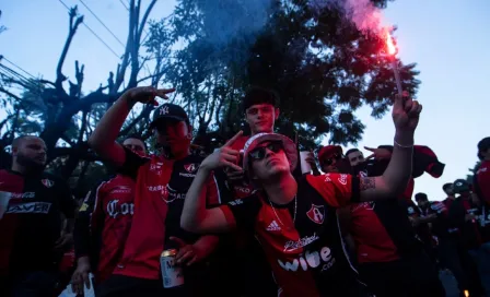 Atlas: Afición rojinegra celebra campeonato en la glorieta de Los Niños Héroes