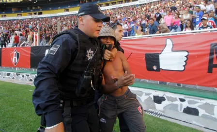 Video: Policía fue captado bailando y tomando durante festejos del Atlas en el Estadio Jalisco