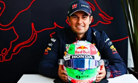 F1: Red Bull recordó el día que firmó a Checo Pérez hace un año