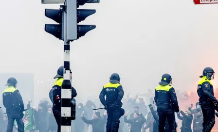 Feyenoord vs Ajax: Policía utilizó cañones de agua para dispersar alborotadores