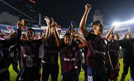 Video: Aficionado bajó a la cancha con 'chela' en mano para festejar con el Atlante