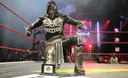 La Parka Negra: Sufrió aparatosa caída que lo dejó inmóvil en el ring