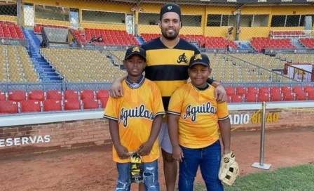 Águilas Cibaeñas le cumple el sueño a dos niños con uniforme de cartón