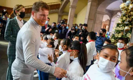 Canelo Álvarez donó 5 mil 500 juguetes para niños del DIF en Nuevo León 