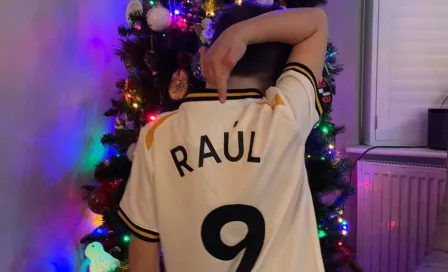 Raúl Jiménez: Pequeño aficionado se conmueve tras recibir playera del jugador en Navidad